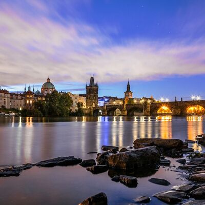 Klassenfahrt nach Prag, Moldau bei Nacht mit Karlsbrücke
