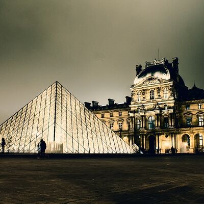 Klassenfahrt Paris - Louvre mit Glaspyramide